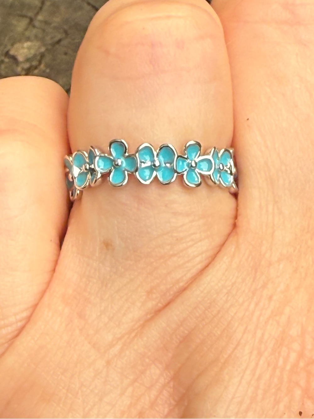 🩵 Silver-Tone Floral Eternity Band Ring with Light Blue Enamel Flowers